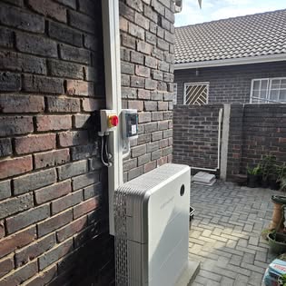 Amtech outdoor Sigenergy installation beside a brick home